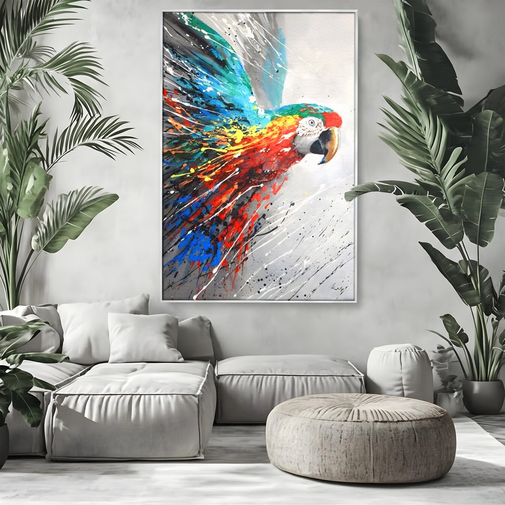 Tablou canvas cu tablou canvas cu papagal colorat, in rama de aluminiu argintiu, pe perete intr-un living